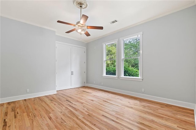 spare room featuring ornamental molding, light hardwood / wood-style flooring, and ceiling fan