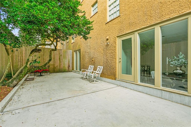 Listing photo 2 for 7608 St Charles Ave Unit A, New Orleans LA 70118