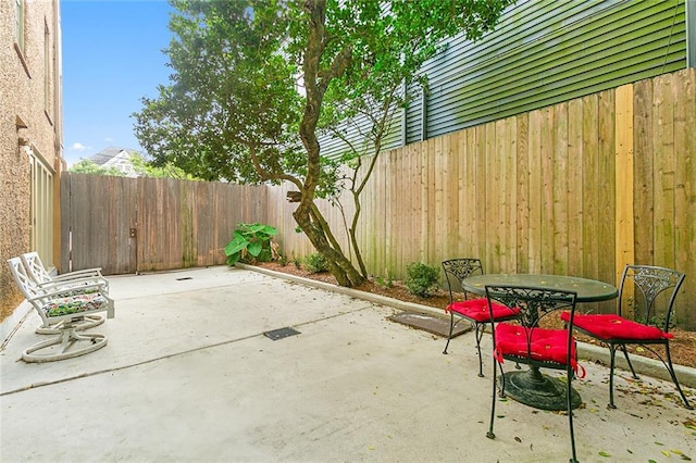 Listing photo 3 for 7608 St Charles Ave Unit A, New Orleans LA 70118