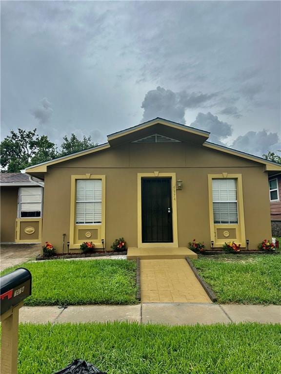 view of front of house featuring a front lawn