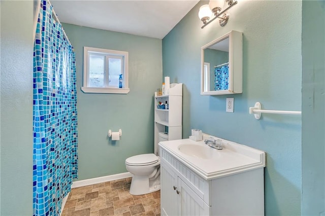 bathroom with toilet, a shower with curtain, and vanity