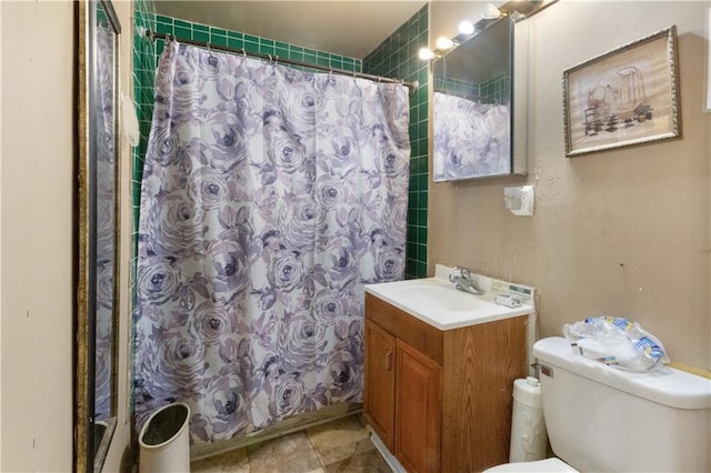 bathroom featuring a shower with curtain, vanity, and toilet