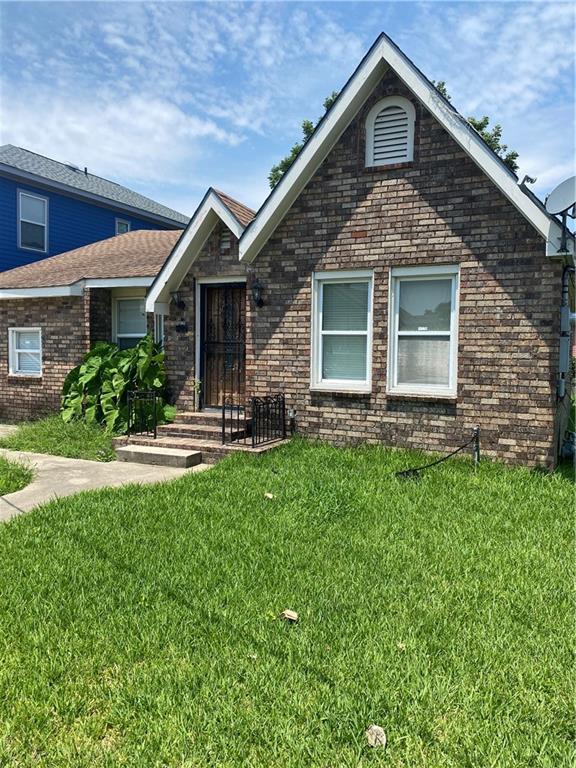 2428 Independence St, New Orleans, LA 70117 - view of front of house with a front lawn