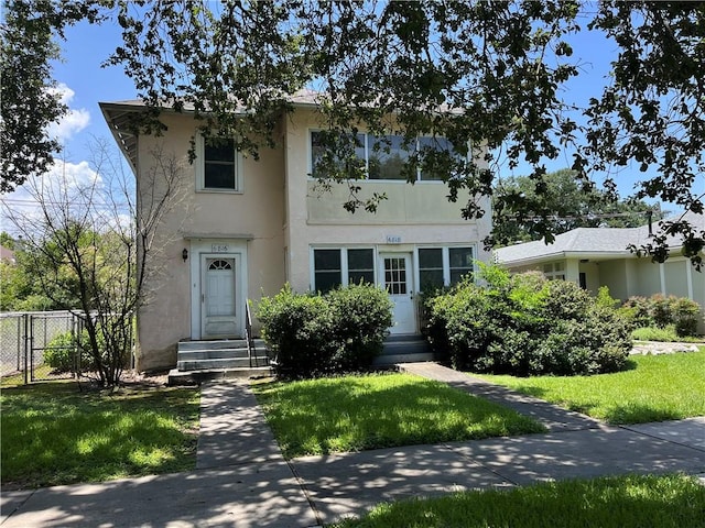 view of front of home featuring a front yard