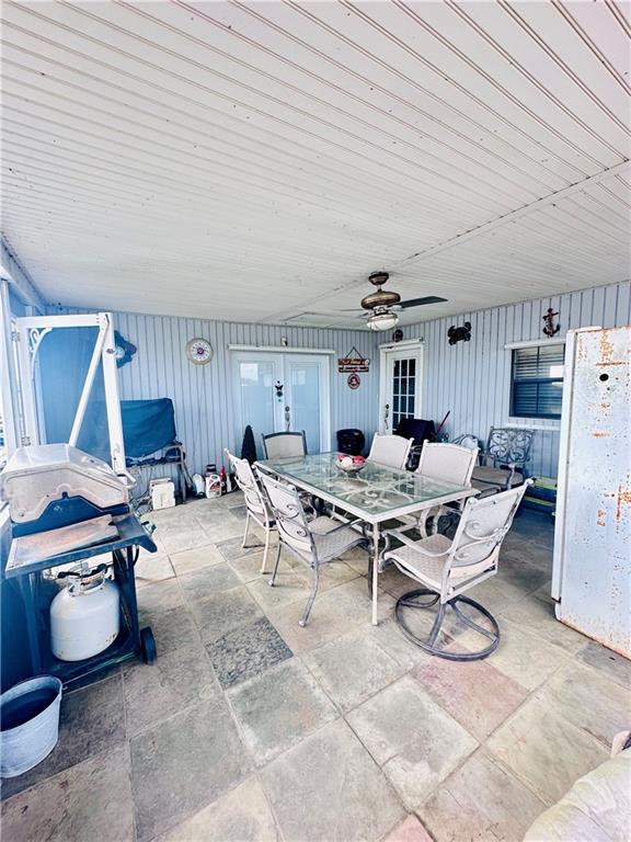 view of patio featuring ceiling fan