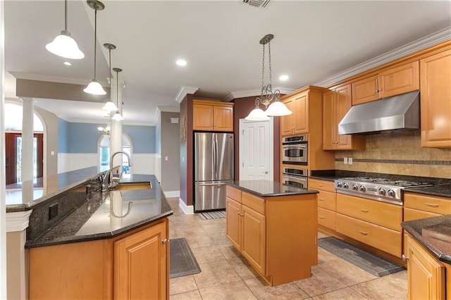 kitchen with sink, a kitchen island with sink, hanging light fixtures, and stainless steel appliances