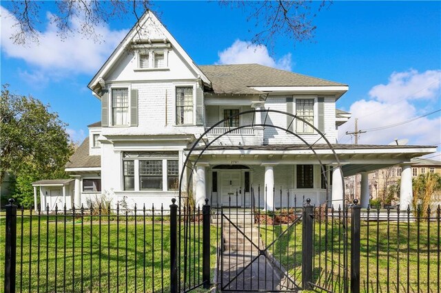 view of front facade with a front yard