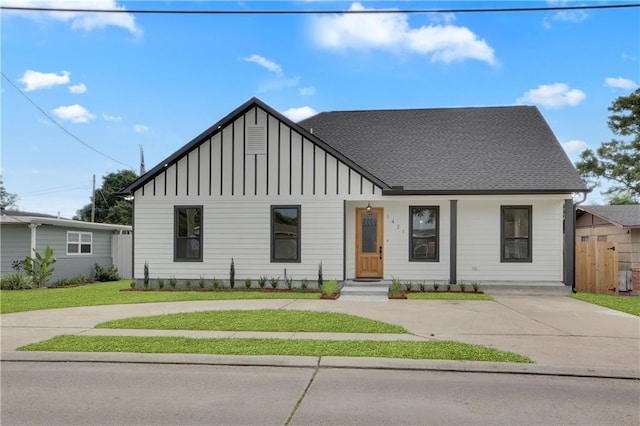 modern farmhouse featuring a front lawn