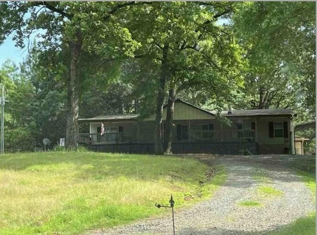 view of front facade featuring a front yard