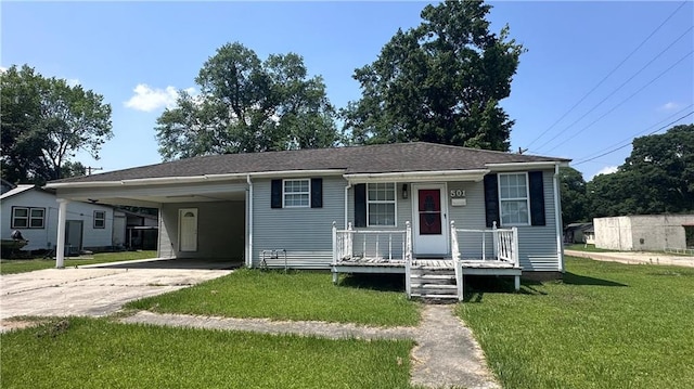 view of front of property featuring a carport and a front yard