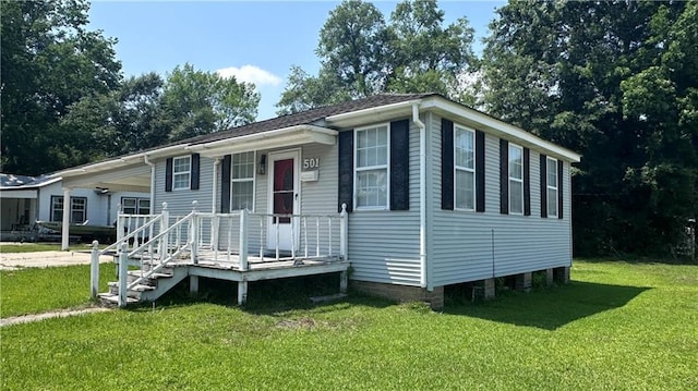 manufactured / mobile home featuring a front yard