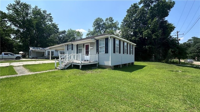 view of front facade featuring a front yard