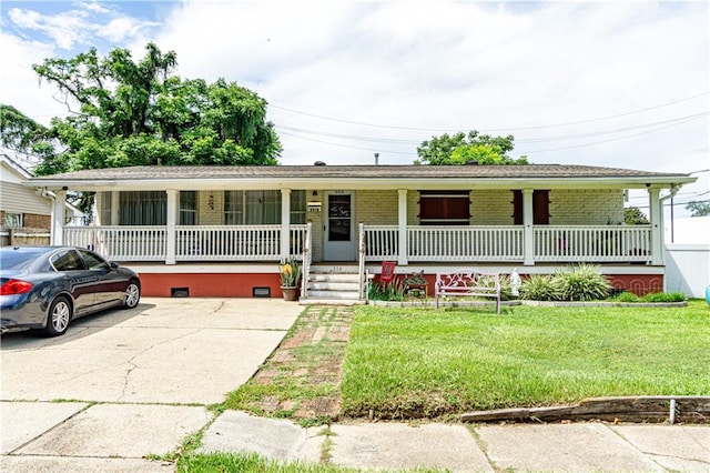 view of front facade with a porch and a front yard