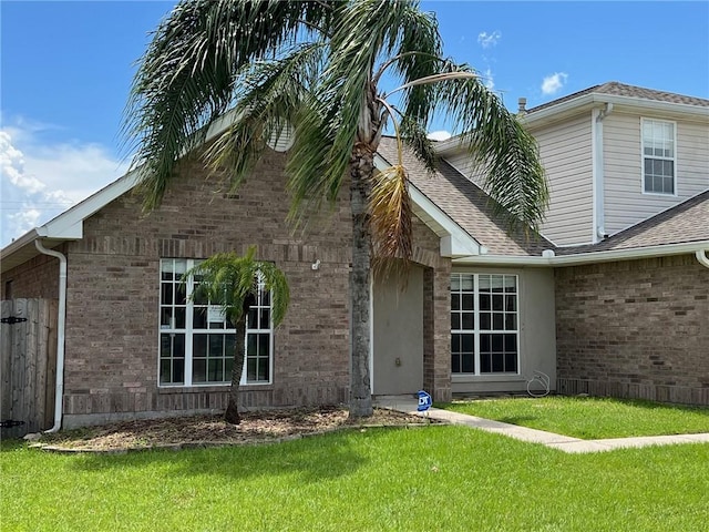 view of front of home featuring a front lawn