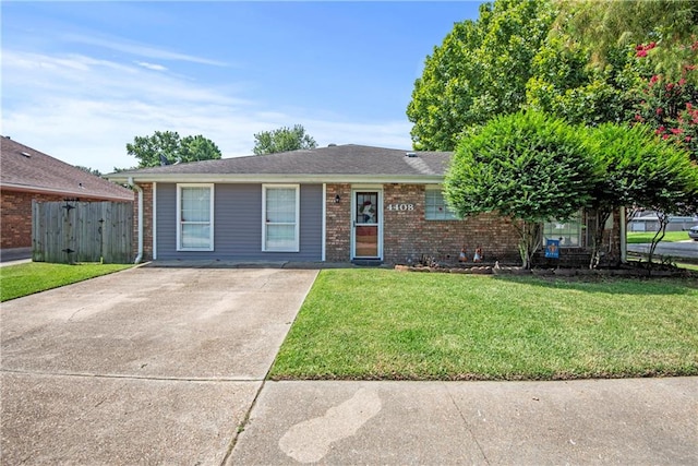 single story home featuring a front yard