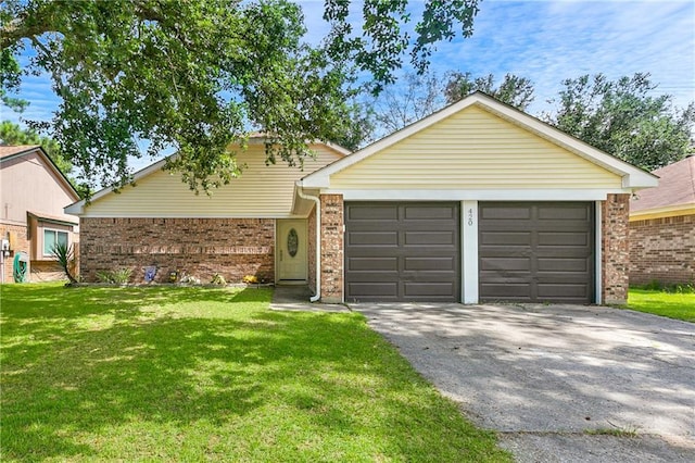 single story home featuring a front lawn