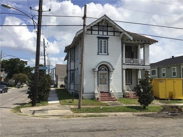 view of front of house with a balcony