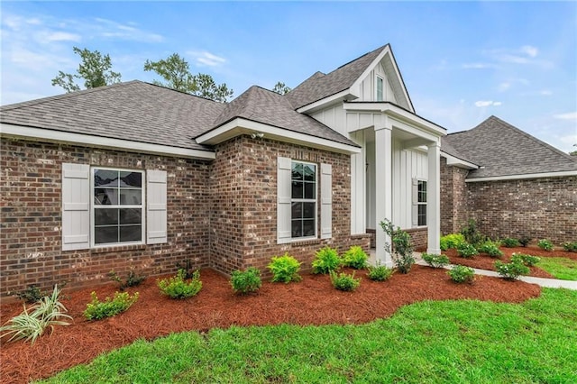 view of front of home featuring a front yard