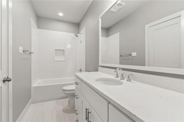 unfurnished room featuring light wood-type flooring and ceiling fan