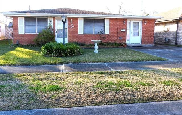 single story home with a front yard