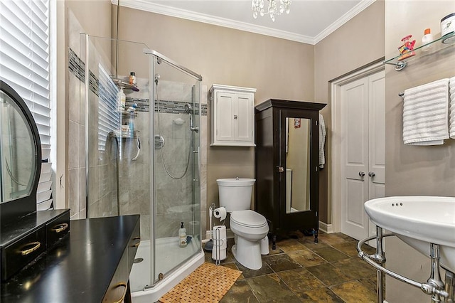 bathroom featuring a shower with shower door, crown molding, and toilet