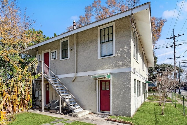 view of front of property with a front lawn