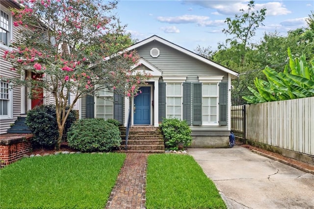 view of front of home featuring a front lawn