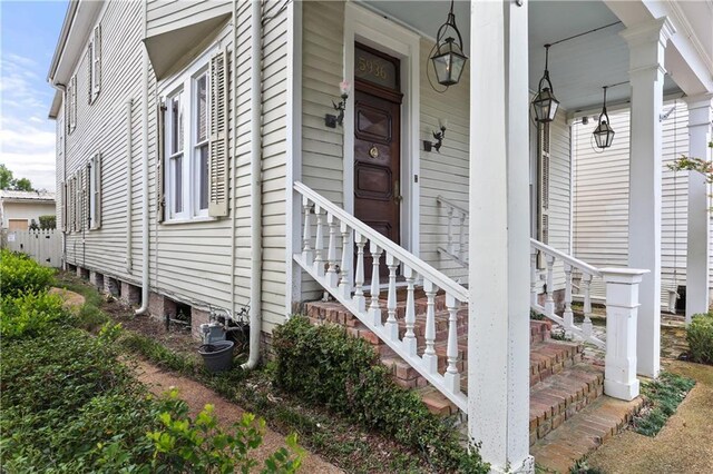 entrance to property featuring a porch