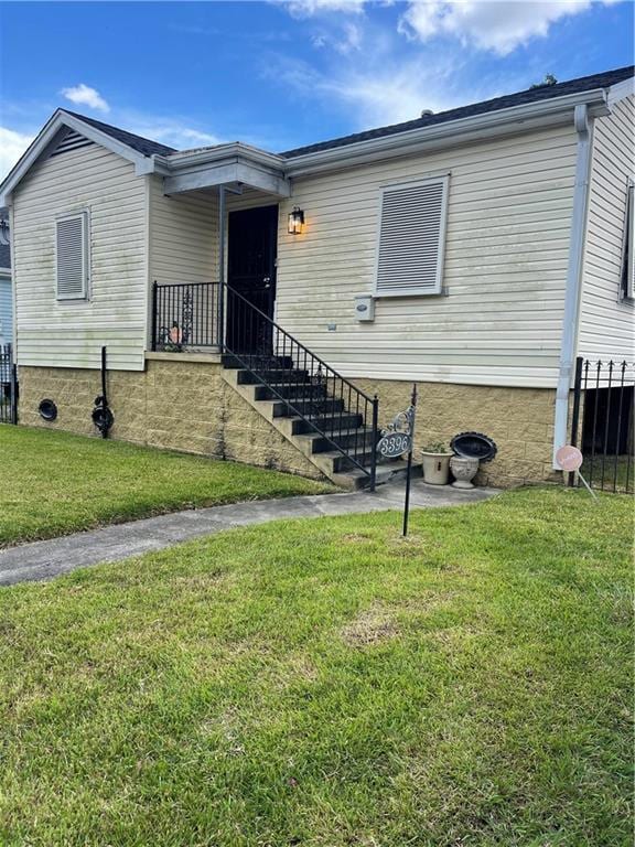 view of front of home with a front lawn