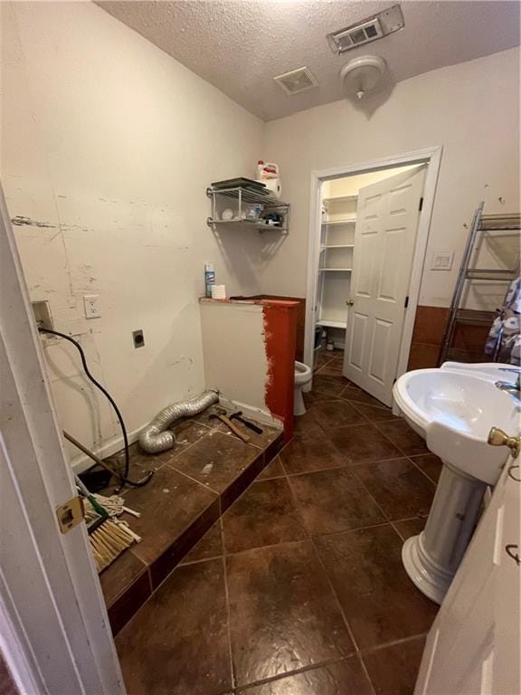 bathroom featuring a textured ceiling