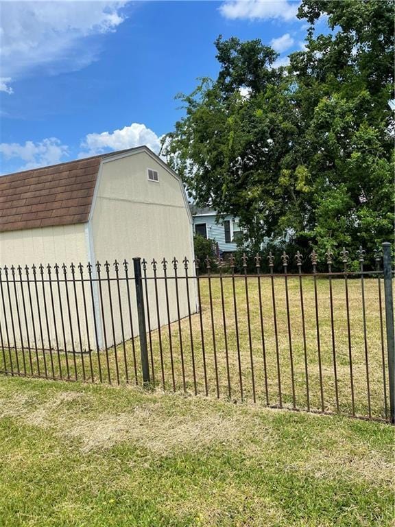 view of yard featuring a storage shed