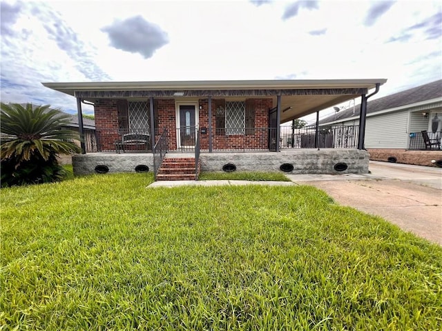 view of front of home with a front lawn