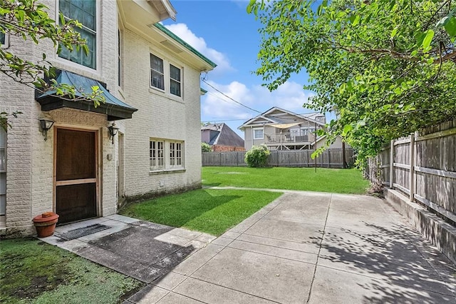 view of yard featuring a patio