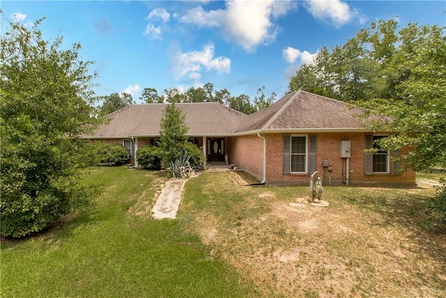 view of front of house featuring a front lawn