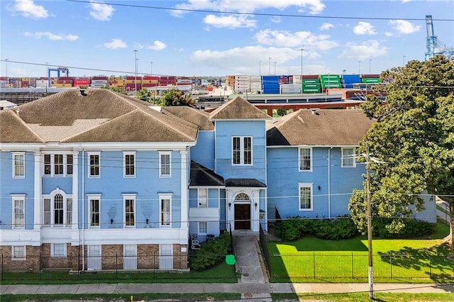 view of front of home featuring a front yard