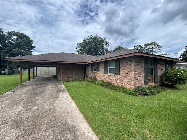 view of front of property featuring a front lawn and a carport