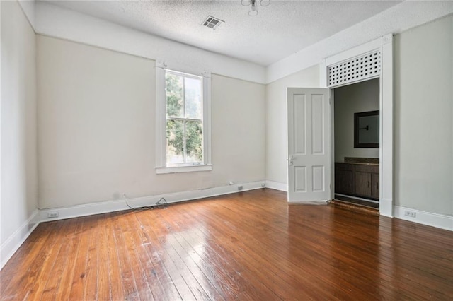 593739 Freret St, New Orleans, LA 70115 - unfurnished room with wood-type flooring and a textured ceiling