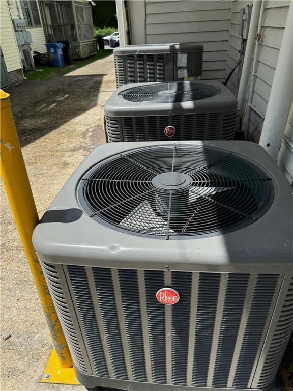 593739 Freret St, New Orleans, LA 70115 - exterior view of a central AC unit
