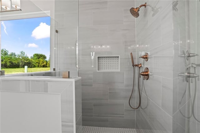 bathroom featuring tiled shower