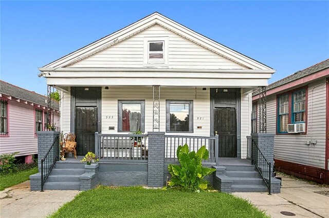 view of front facade featuring covered porch