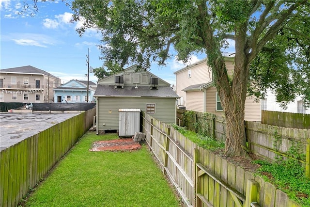 view of yard featuring a shed