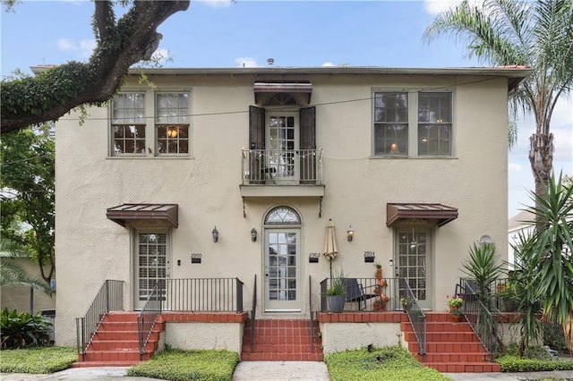 view of front of property featuring a balcony