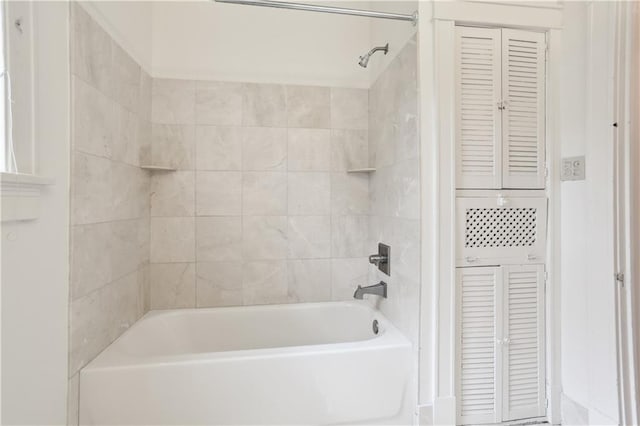 bathroom featuring tiled shower / bath