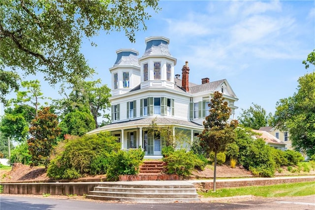 view of front of property featuring a porch