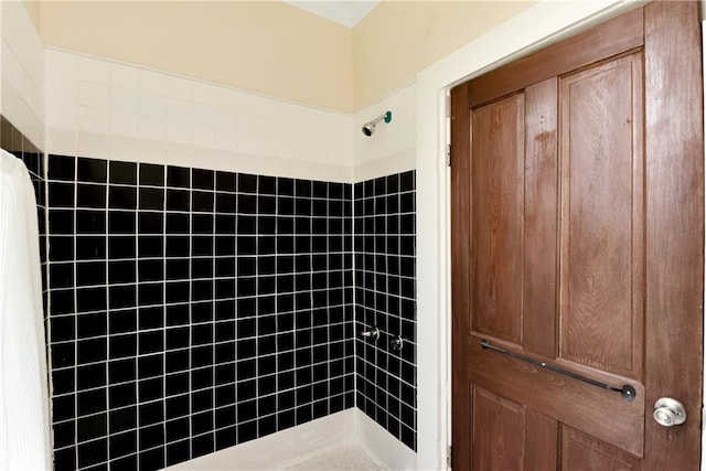 bathroom featuring tiled shower