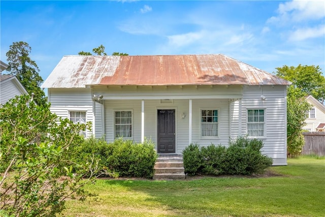 view of front facade with a front lawn