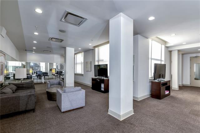 living area featuring carpet flooring, plenty of natural light, baseboards, and recessed lighting