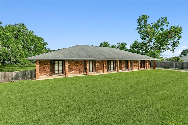 view of front facade with a front lawn