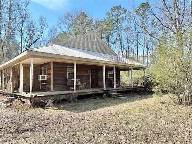 country-style home with a porch