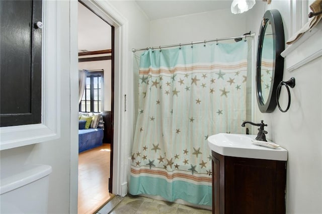 bathroom featuring a shower with curtain, vanity, and toilet